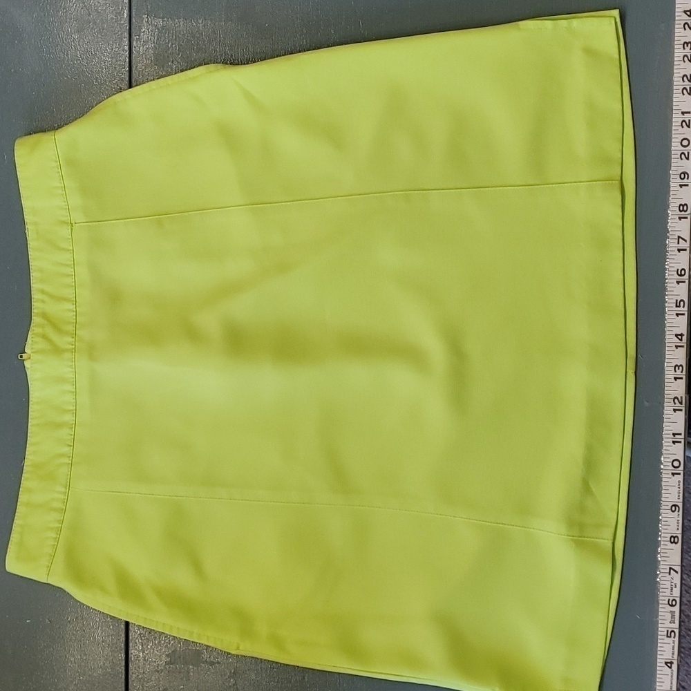 Lily's of Beverly Hills, light green skirt. 3 pockets. Size 8. 100%‎ micro poly.